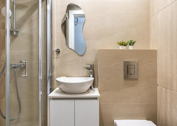 Jas Living - Chic Apts & Balconies In Apartmán Larnaca