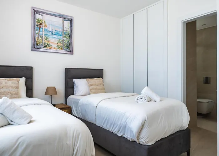 Jas Living - Chic Apts & Balconies In Apartmán Larnaca