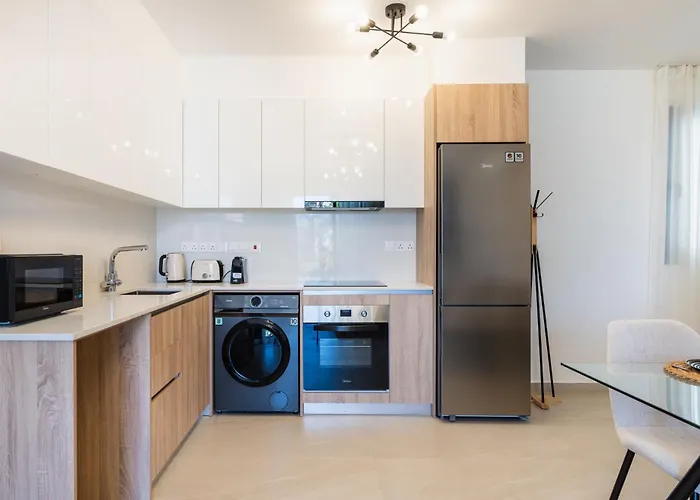 Jas Living - Chic Apts & Balconies In Apartmán Larnaca