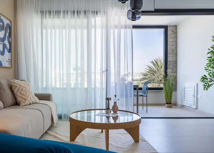 Jas Living - Chic Apts & Balconies In Apartmán Larnaca