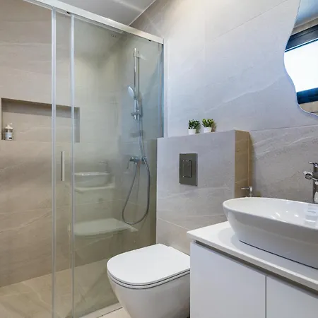 Jas Living - Chic Apts & Balconies In Apartmán Larnaca